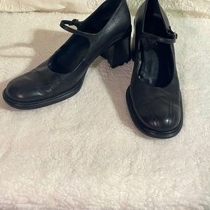 Early 2000’s Guess Mary Janes with Chunky Heel Size 8